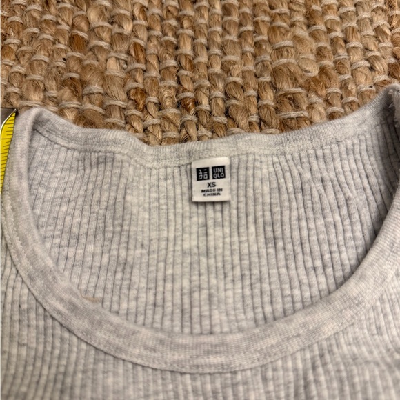 Uniqlo Light Gray Ribbed Short Sleeve Top - Picture 2 of 3